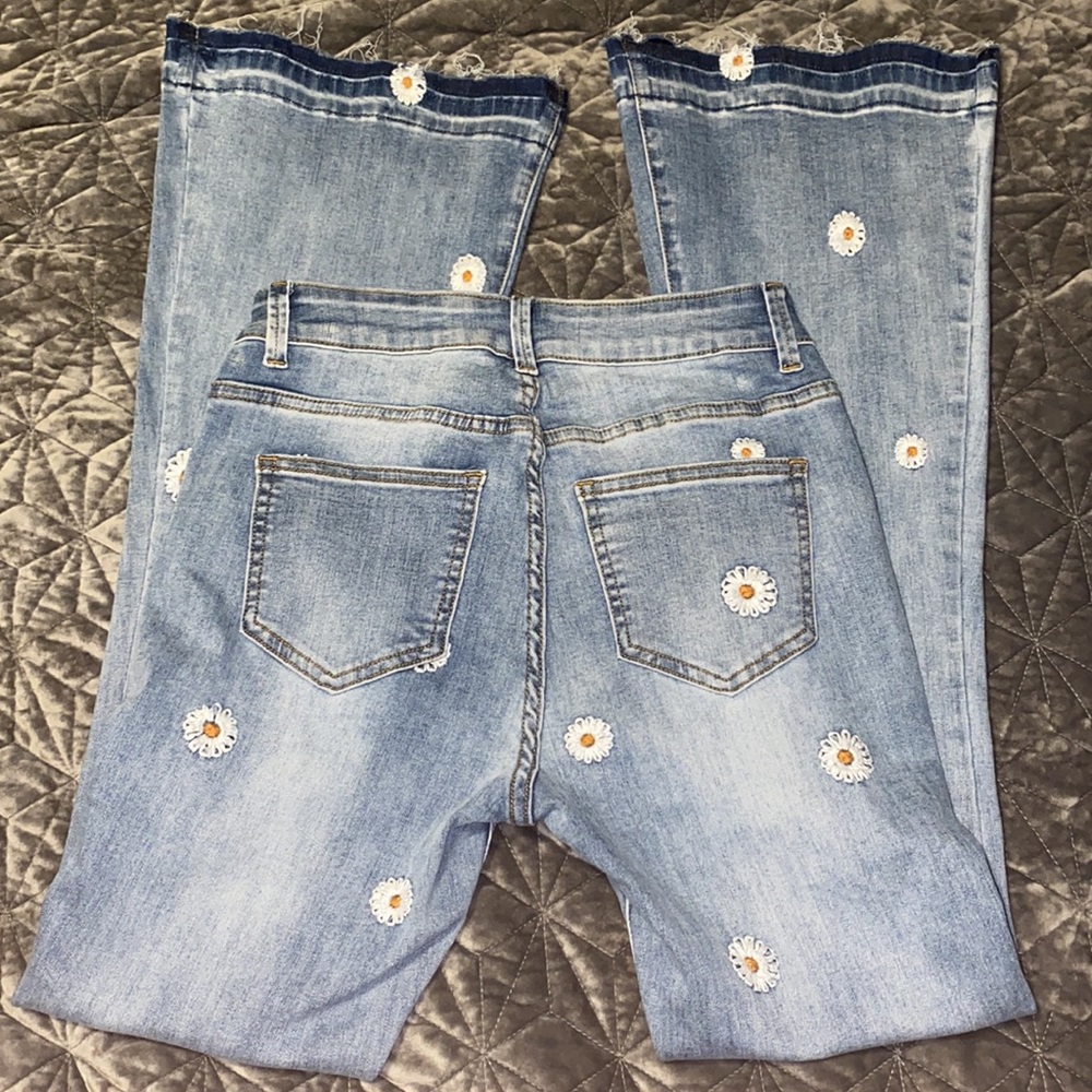 Thcreasa Blue Old Washed High Waisted Daisy Embroidery Wide-leg Light Jeans NWT - Picture 7 of 14